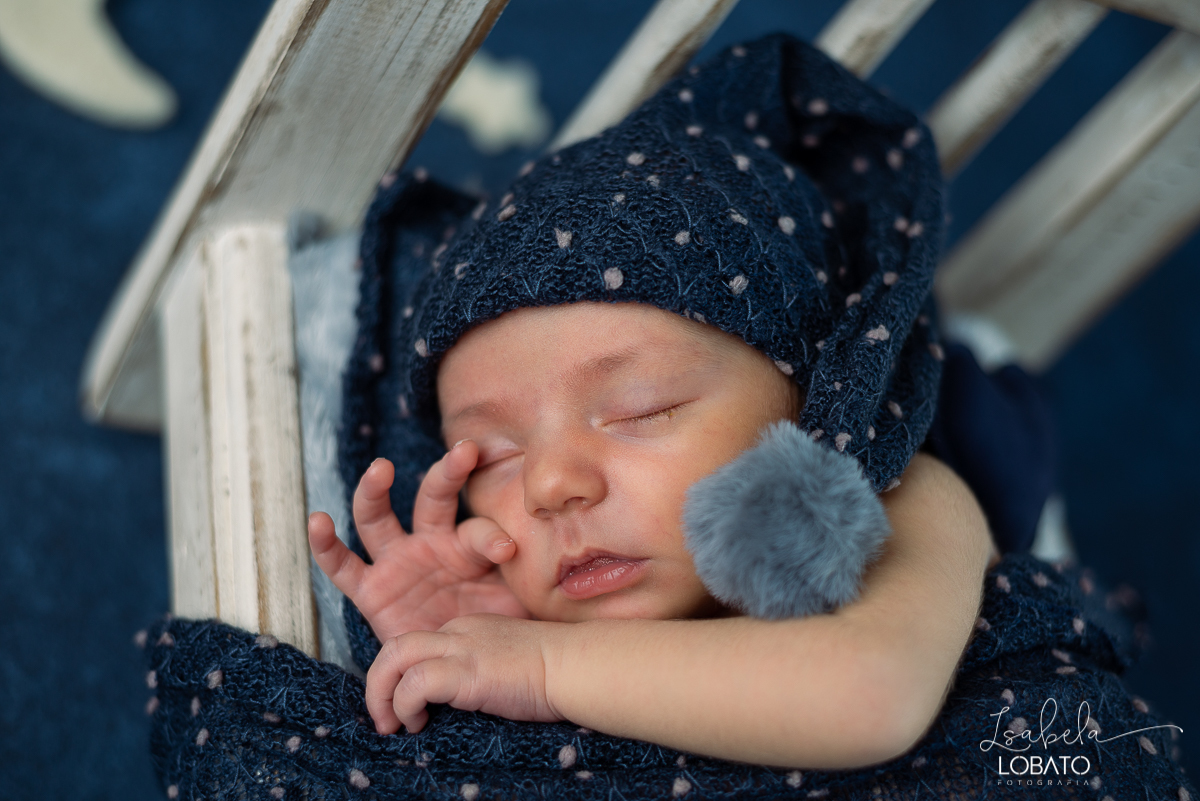 ensaio-fotografico-de-recem-nascido-ensaio-newborn-bebe-recem-nascido-sono-do-bebe-acompanhamento-fotografico-infantil-cenario-de-newborn-fundo-fotografico-para-ensaio-newborn-fotografa-especialista-em-ensaio-newborn-isabela-lobato-fotografia-barbacena-mg