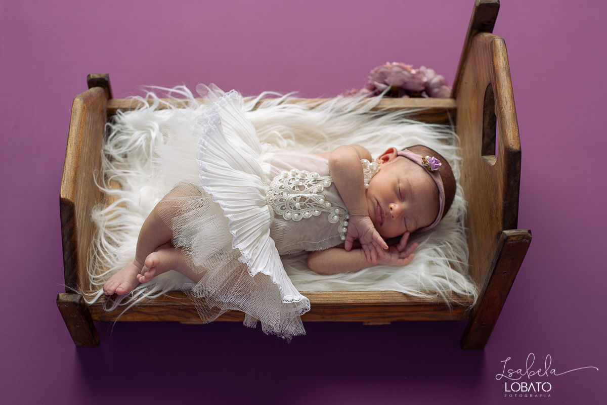 ensaio-fotografico-de-recem-nascido-ensaio-newborn-bebe-recem-nascido-sono-do-bebe-acompanhamento-fotografico-infantil-cenario-de-newborn-fundo-fotografico-para-ensaio-newborn-fotografa-especialista-em-ensaio-newborn-isabela-lobato-fotografia-barbacena-mg