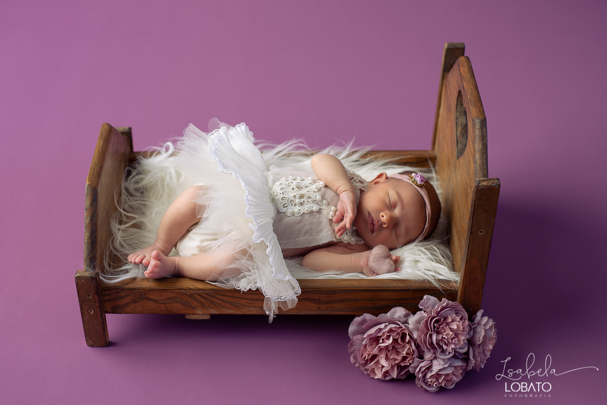 ensaio-fotografico-de-recem-nascido-ensaio-newborn-bebe-recem-nascido-sono-do-bebe-acompanhamento-fotografico-infantil-cenario-de-newborn-fundo-fotografico-para-ensaio-newborn-fotografa-especialista-em-ensaio-newborn-isabela-lobato-fotografia-barbacena-mg