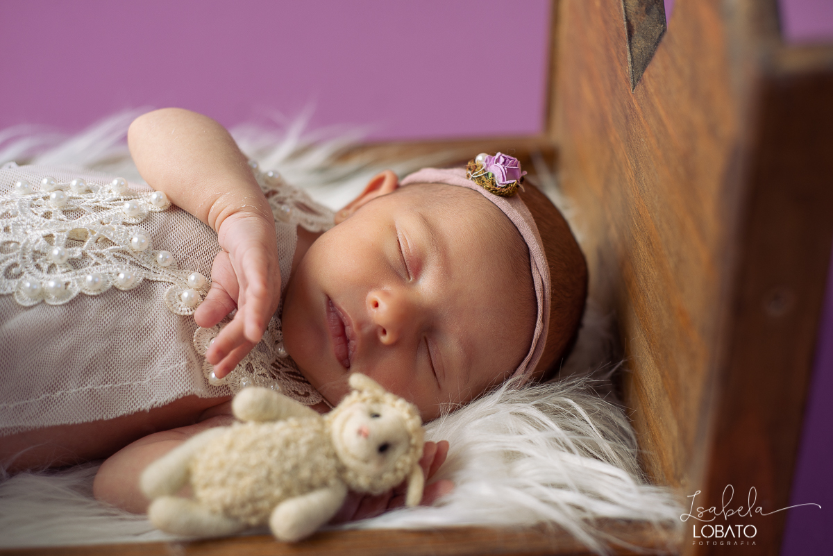 ensaio-fotografico-de-recem-nascido-ensaio-newborn-bebe-recem-nascido-sono-do-bebe-acompanhamento-fotografico-infantil-cenario-de-newborn-fundo-fotografico-para-ensaio-newborn-fotografa-especialista-em-ensaio-newborn-isabela-lobato-fotografia-barbacena-mg