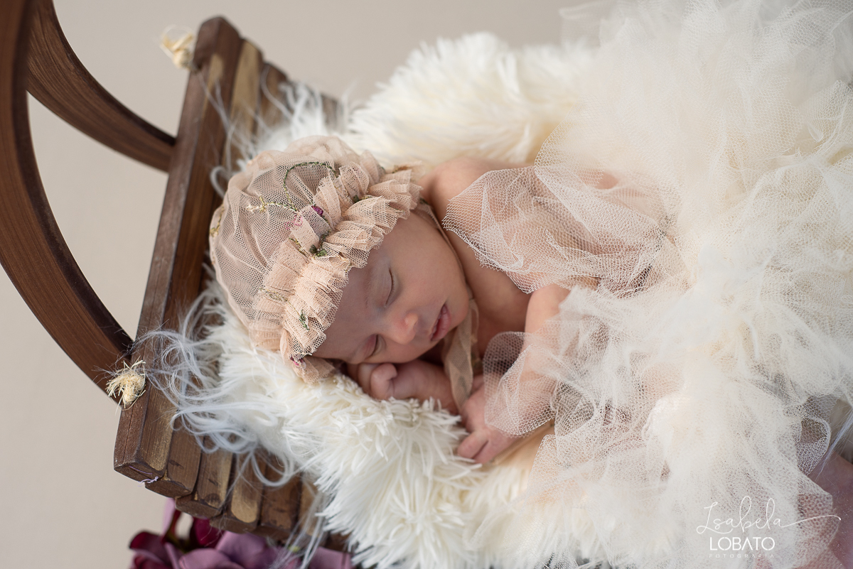 ensaio-fotografico-de-recem-nascido-ensaio-newborn-bebe-recem-nascido-sono-do-bebe-acompanhamento-fotografico-infantil-cenario-de-newborn-fundo-fotografico-para-ensaio-newborn-fotografa-especialista-em-ensaio-newborn-isabela-lobato-fotografia-barbacena-mg