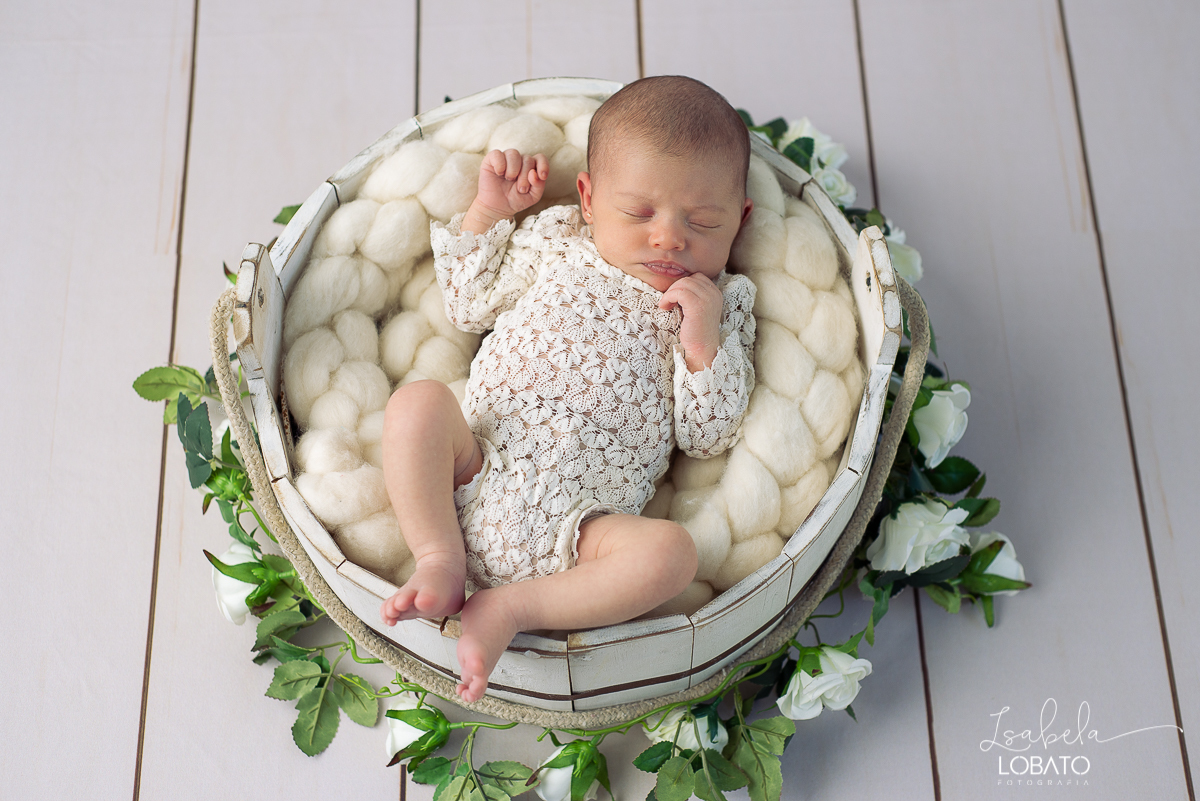 ensaio-fotografico-de-recem-nascido-ensaio-newborn-bebe-recem-nascido-sono-do-bebe-acompanhamento-fotografico-infantil-cenario-de-newborn-fundo-fotografico-para-ensaio-newborn-fotografa-especialista-em-ensaio-newborn-isabela-lobato-fotografia-barbacena-mg