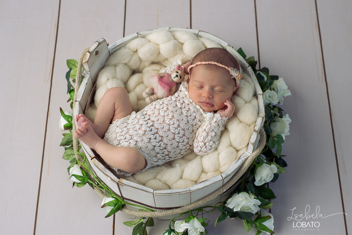 ensaio-fotografico-de-recem-nascido-ensaio-newborn-bebe-recem-nascido-sono-do-bebe-acompanhamento-fotografico-infantil-cenario-de-newborn-fundo-fotografico-para-ensaio-newborn-fotografa-especialista-em-ensaio-newborn-isabela-lobato-fotografia-barbacena-mg