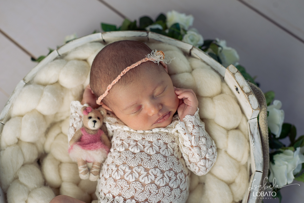 ensaio-fotografico-de-recem-nascido-ensaio-newborn-bebe-recem-nascido-sono-do-bebe-acompanhamento-fotografico-infantil-cenario-de-newborn-fundo-fotografico-para-ensaio-newborn-fotografa-especialista-em-ensaio-newborn-isabela-lobato-fotografia-barbacena-mg