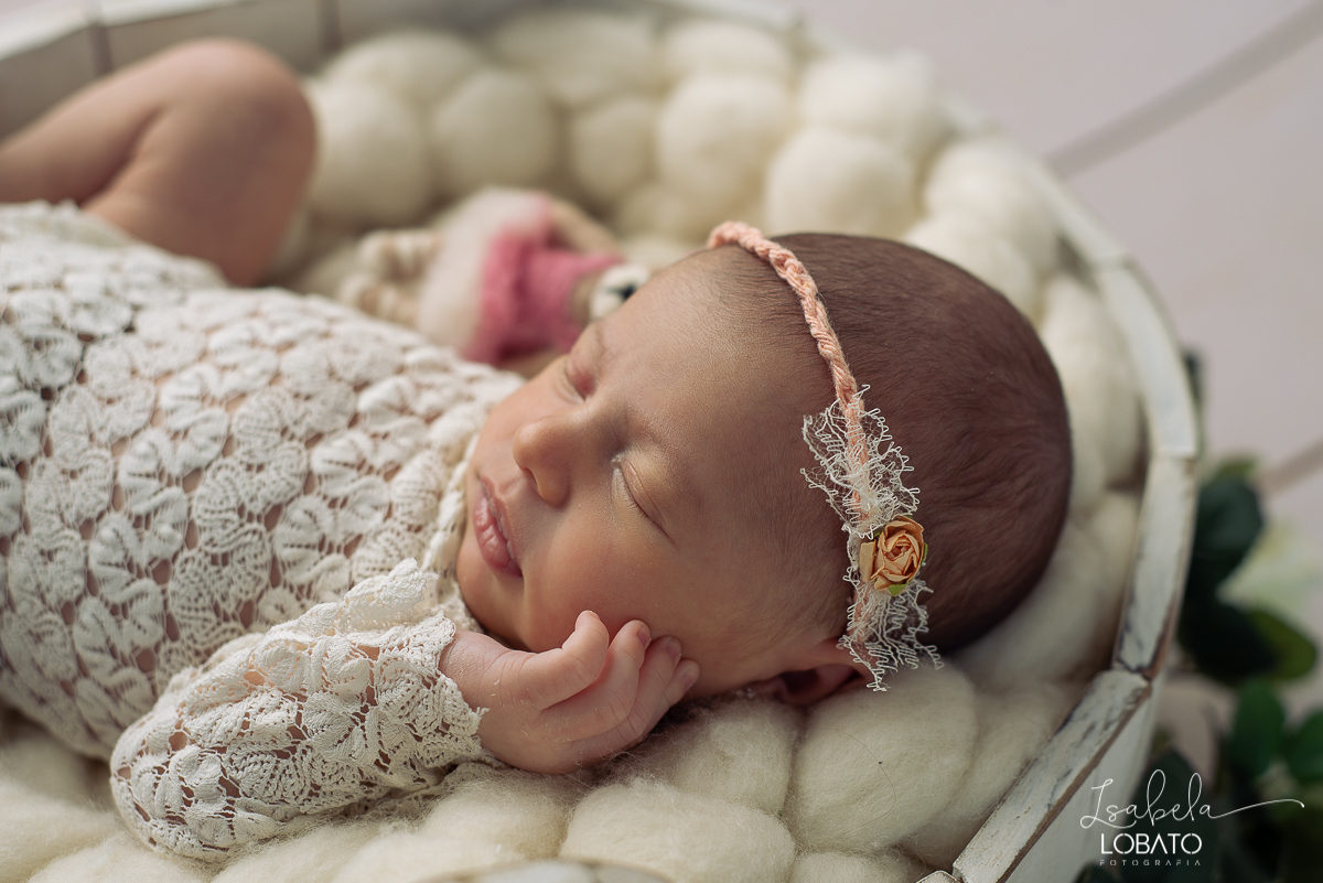 ensaio-fotografico-de-recem-nascido-ensaio-newborn-bebe-recem-nascido-sono-do-bebe-acompanhamento-fotografico-infantil-cenario-de-newborn-fundo-fotografico-para-ensaio-newborn-fotografa-especialista-em-ensaio-newborn-isabela-lobato-fotografia-barbacena-mg