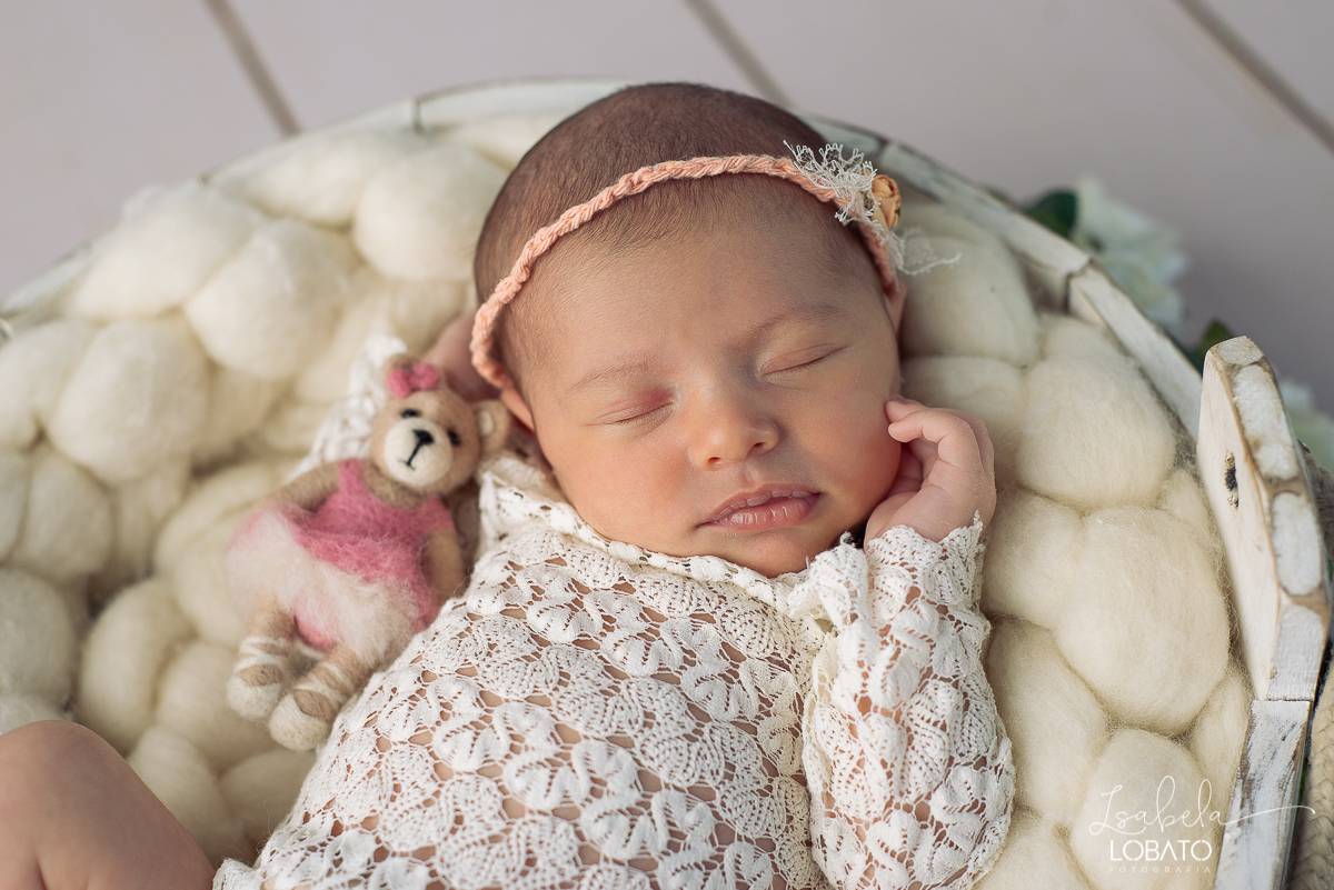ensaio-fotografico-de-recem-nascido-ensaio-newborn-bebe-recem-nascido-sono-do-bebe-acompanhamento-fotografico-infantil-cenario-de-newborn-fundo-fotografico-para-ensaio-newborn-fotografa-especialista-em-ensaio-newborn-isabela-lobato-fotografia-barbacena-mg