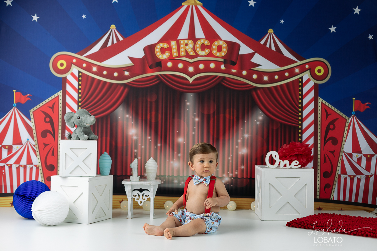 smash-the-cake-baby-one-ensaio-fotografico-de-um-ano-a-hora-do-bolo-esmagando-o-bolo-fotografia-acompanhamento-mensal-de-bebes-um-ano-decoracao-de-cenario-fotografico-circo-fundo-fotografico-do-circo-fases-do-bebe-fotografa-infantil-bq