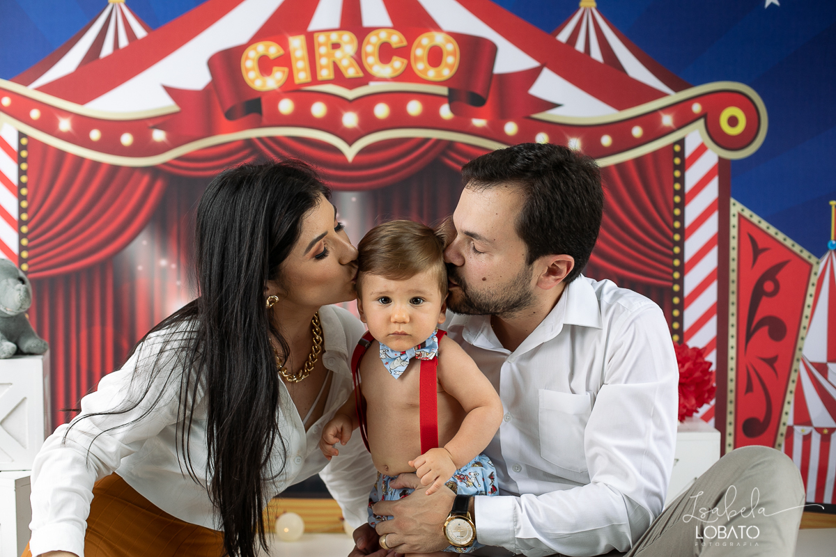 smash-the-cake-baby-one-ensaio-fotografico-de-um-ano-a-hora-do-bolo-esmagando-o-bolo-fotografia-acompanhamento-mensal-de-bebes-um-ano-decoracao-de-cenario-fotografico-circo-fundo-fotografico-do-circo-roupa-de-palhaço-bb-fases-do-bebe-fotografa-infantil-bq