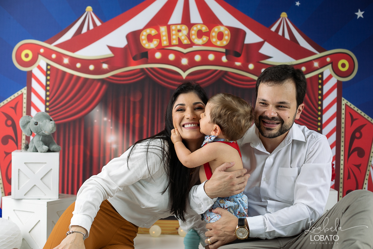 smash-the-cake-baby-one-ensaio-fotografico-de-um-ano-a-hora-do-bolo-esmagando-o-bolo-fotografia-acompanhamento-mensal-de-bebes-um-ano-decoracao-de-cenario-fotografico-circo-fundo-fotografico-do-circo-roupa-de-palhaço-bb-fases-do-bebe-fotografa-infantil-bq