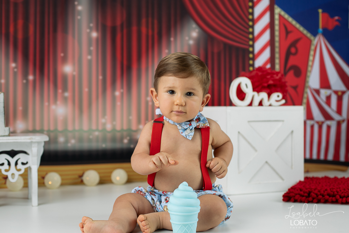 smash-the-cake-baby-one-ensaio-fotografico-de-um-ano-a-hora-do-bolo-esmagando-o-bolo-fotografia-acompanhamento-mensal-de-bebes-um-ano-decoracao-de-cenario-fotografico-circo-fundo-fotografico-do-circo-roupa-de-palhaço-bb-fases-do-bebe-fotografa-infantil-bq