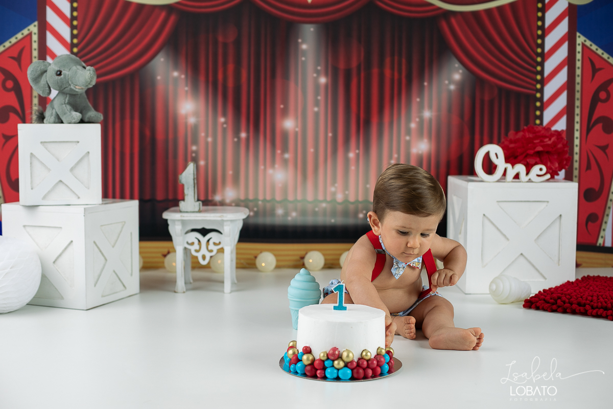 smash-the-cake-baby-one-ensaio-fotografico-de-um-ano-a-hora-do-bolo-esmagando-o-bolo-fotografia-acompanhamento-mensal-de-bebes-um-ano-decoracao-de-cenario-fotografico-circo-fundo-fotografico-do-circo-roupa-de-palhaço-bb-fases-do-bebe-fotografa-infantil-bq