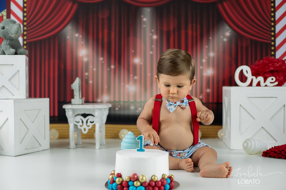 smash-the-cake-baby-one-ensaio-fotografico-de-um-ano-a-hora-do-bolo-esmagando-o-bolo-fotografia-acompanhamento-mensal-de-bebes-um-ano-decoracao-de-cenario-fotografico-circo-fundo-fotografico-do-circo-roupa-de-palhaço-bb-fases-do-bebe-fotografa-infantil-bq
