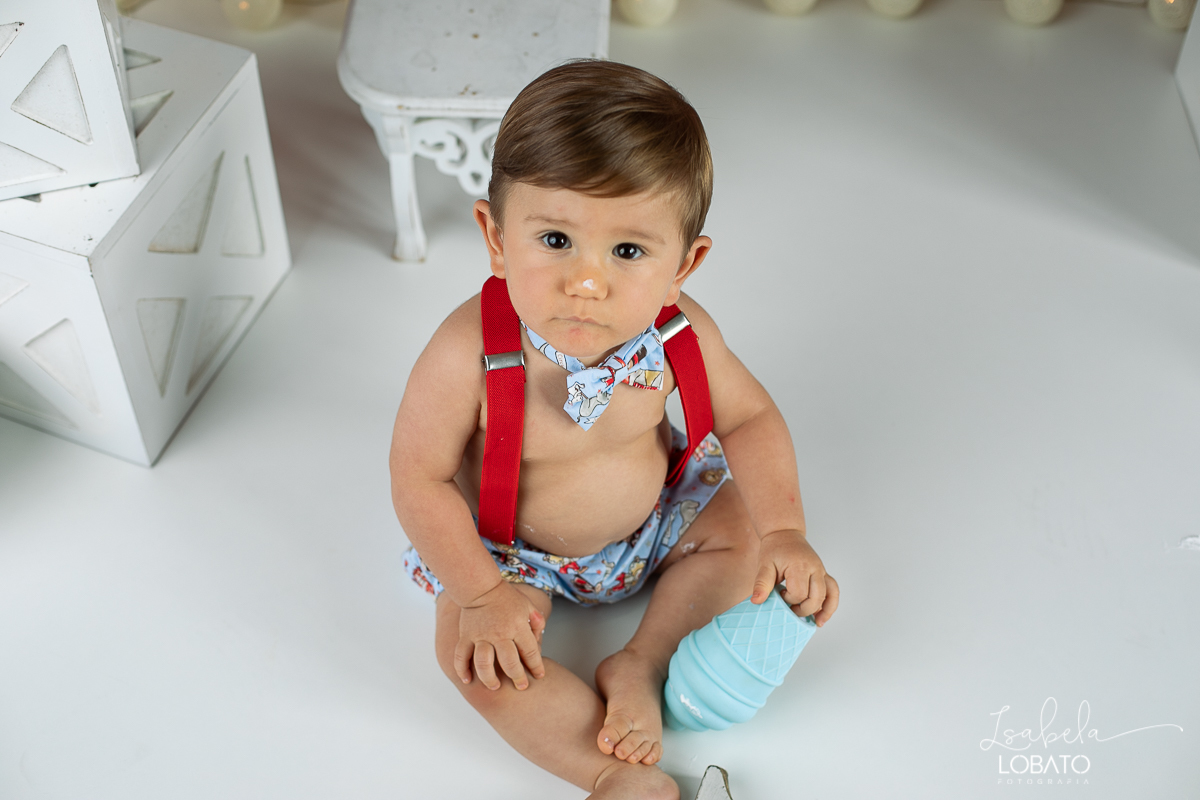 smash-the-cake-baby-one-ensaio-fotografico-de-um-ano-a-hora-do-bolo-esmagando-o-bolo-fotografia-acompanhamento-mensal-de-bebes-um-ano-decoracao-de-cenario-fotografico-circo-fundo-fotografico-do-circo-roupa-de-palhaço-bb-fases-do-bebe-fotografa-infantil-bq