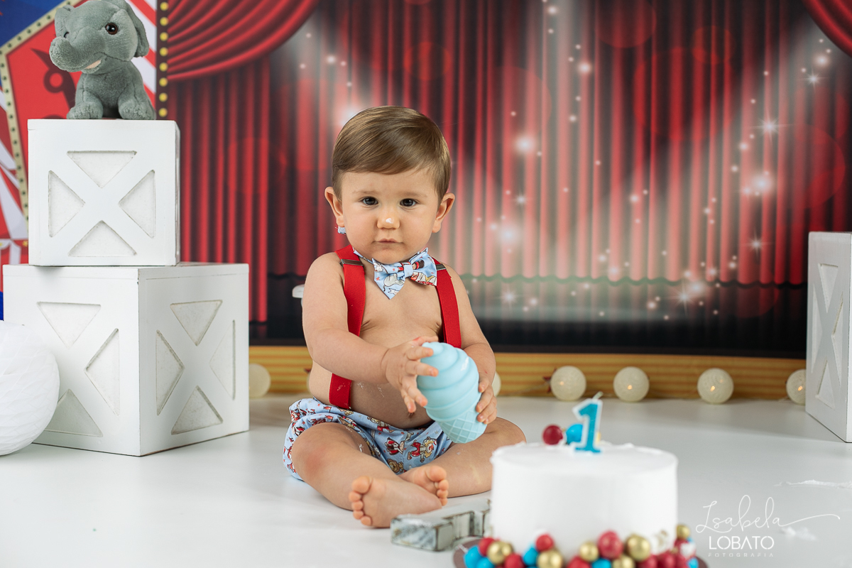 smash-the-cake-baby-one-ensaio-fotografico-de-um-ano-a-hora-do-bolo-esmagando-o-bolo-fotografia-acompanhamento-mensal-de-bebes-um-ano-decoracao-de-cenario-fotografico-circo-fundo-fotografico-do-circo-roupa-de-palhaço-bb-fases-do-bebe-fotografa-infantil-bq