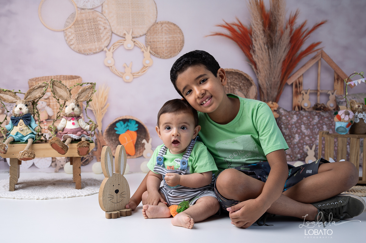 cenario-fotografico-de-pascoa-painel-fotografico-pascoa-fundo-fotografico-de-pascoa-sessão-fotografica-de-pasco-coelhinho-da-pascoa-fotos-de-pascoa-sessao-de-pascoa-2022-ovos-de-pascoa-fotografia-infantil-barbacena-cenoura-do-coelhinho-da-pascoa-estudio