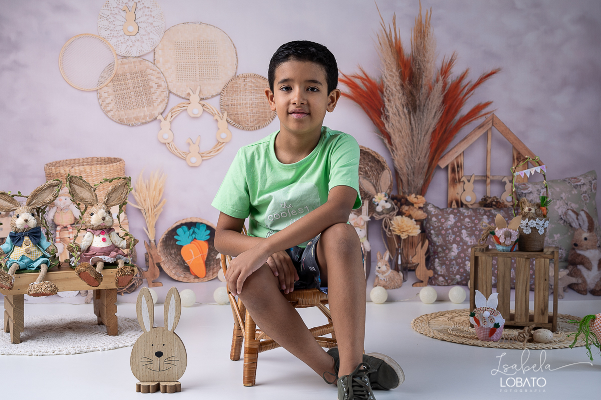 cenario-fotografico-de-pascoa-painel-fotografico-pascoa-fundo-fotografico-de-pascoa-sessão-fotografica-de-pasco-coelhinho-da-pascoa-fotos-de-pascoa-sessao-de-pascoa-2022-ovos-de-pascoa-barbacena-cenoura-do-coelhinho-da-pascoa-roupas-infantil-alfabeto