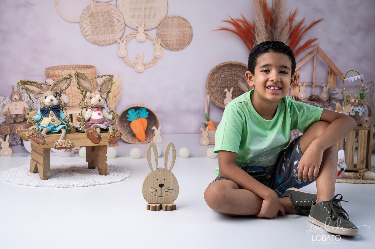 cenario-fotografico-de-pascoa-painel-fotografico-pascoa-fundo-fotografico-de-pascoa-sessão-fotografica-de-pasco-coelhinho-da-pascoa-fotos-de-pascoa-sessao-de-pascoa-2022-ovos-de-pascoa-barbacena-cenoura-do-coelhinho-da-pascoa-roupas-infantil-alfabeto