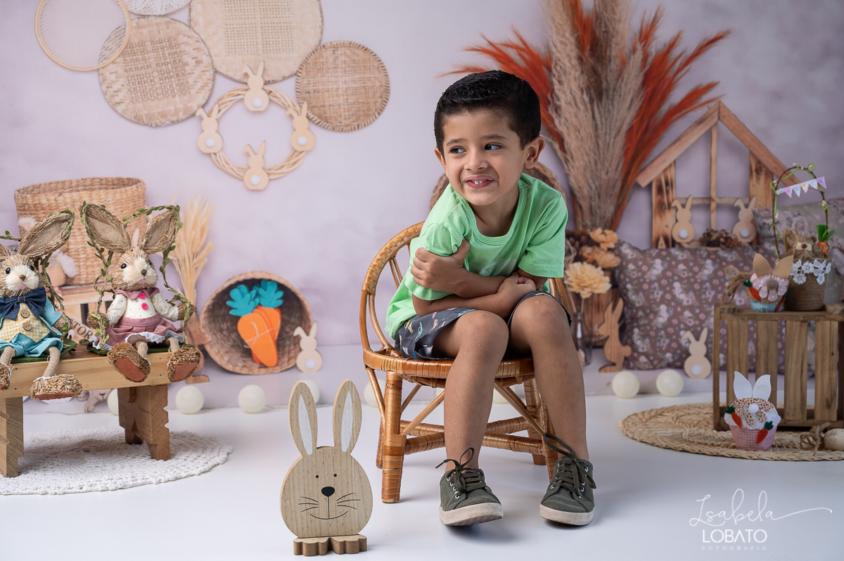 cenario-fotografico-de-pascoa-painel-fotografico-pascoa-fundo-fotografico-de-pascoa-sessão-fotografica-de-pasco-coelhinho-da-pascoa-fotos-de-pascoa-sessao-de-pascoa-2022-ovos-de-pascoa-barbacena-cenoura-do-coelhinho-da-pascoa-roupas-infantil-alfabeto