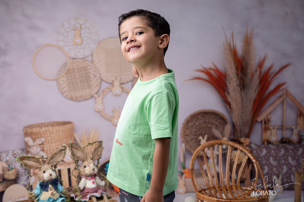 cenario-fotografico-de-pascoa-painel-fotografico-pascoa-fundo-fotografico-de-pascoa-sessão-fotografica-de-pasco-coelhinho-da-pascoa-fotos-de-pascoa-sessao-de-pascoa-2022-ovos-de-pascoa-barbacena-cenoura-do-coelhinho-da-pascoa-roupas-infantil-alfabeto