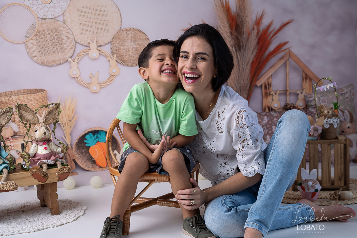 cenario-fotografico-de-pascoa-painel-fotografico-pascoa-fundo-fotografico-de-pascoa-sessão-fotografica-de-pasco-coelhinho-da-pascoa-fotos-de-pascoa-sessao-de-pascoa-2022-ovos-de-pascoa-barbacena-cenoura-do-coelhinho-da-pascoa-roupas-infantil-alfabeto