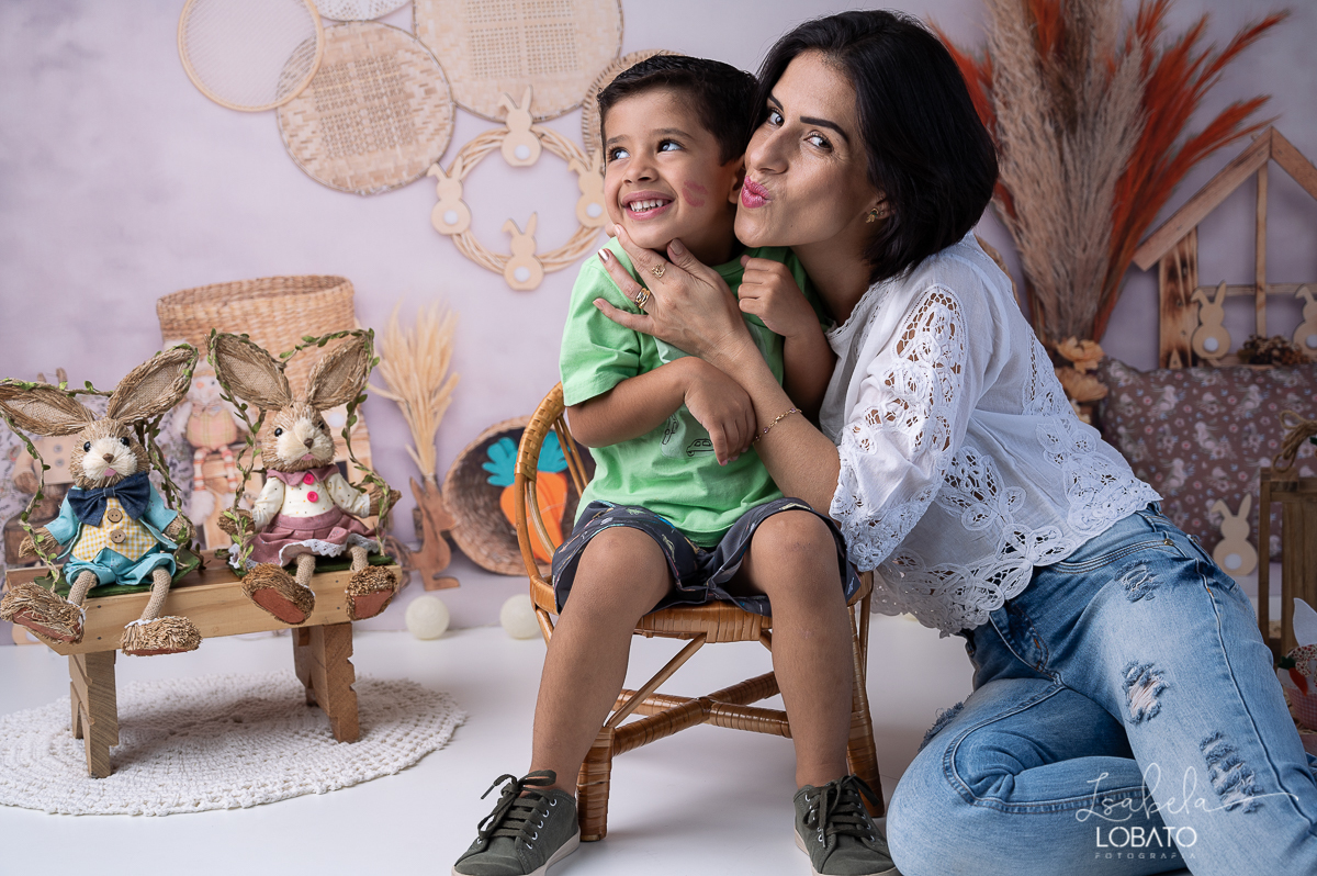 cenario-fotografico-de-pascoa-painel-fotografico-pascoa-fundo-fotografico-de-pascoa-sessão-fotografica-de-pasco-coelhinho-da-pascoa-fotos-de-pascoa-sessao-de-pascoa-2022-ovos-de-pascoa-barbacena-cenoura-do-coelhinho-da-pascoa-roupas-infantil-alfabeto