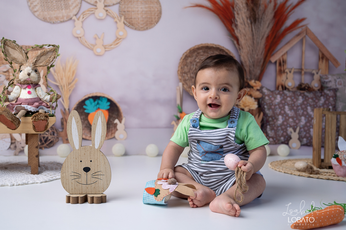 cenario-fotografico-de-pascoa-painel-fotografico-pascoa-fundo-fotografico-de-pascoa-sessão-fotografica-de-pasco-coelhinho-da-pascoa-fotos-de-pascoa-sessao-de-pascoa-2022-ovos-de-pascoa-fotografia-infantil-barbacena-cenoura-do-coelhinho-da-pascoa-estudio