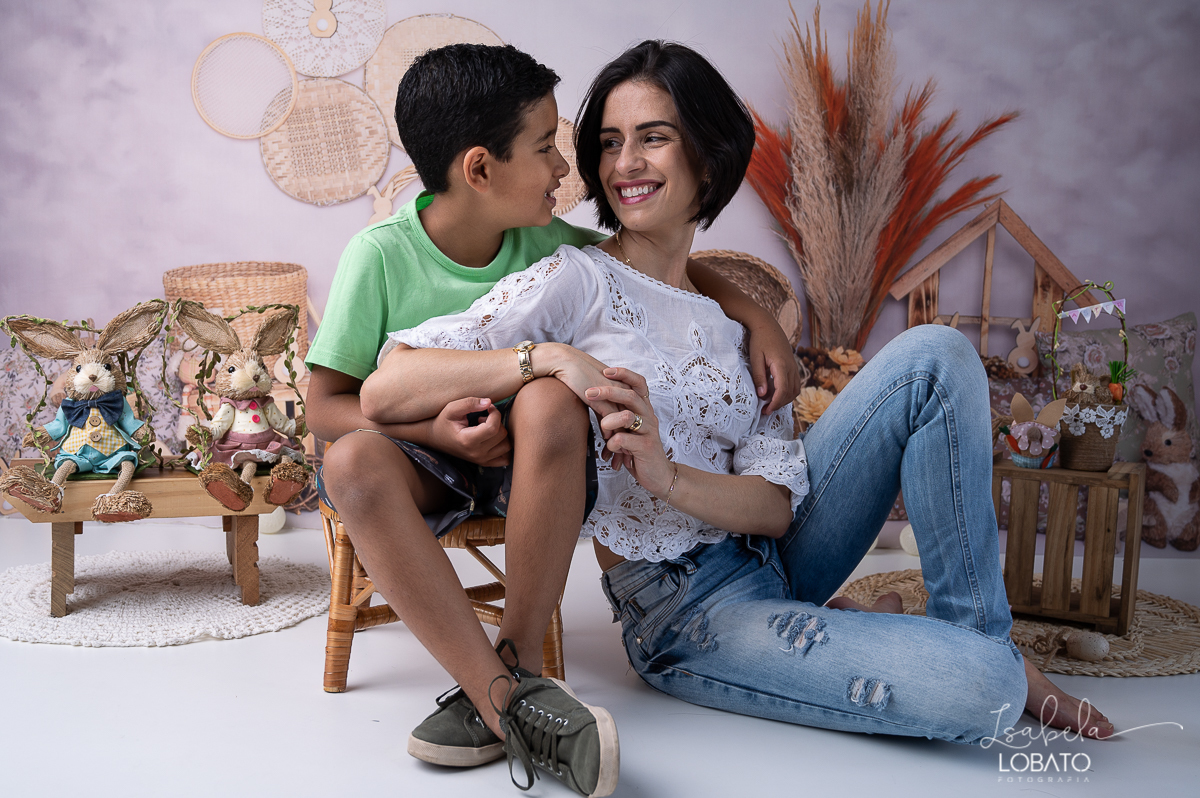 cenario-fotografico-de-pascoa-painel-fotografico-pascoa-fundo-fotografico-de-pascoa-sessão-fotografica-de-pasco-coelhinho-da-pascoa-fotos-de-pascoa-sessao-de-pascoa-2022-ovos-de-pascoa-barbacena-cenoura-do-coelhinho-da-pascoa-roupas-infantil-alfabeto