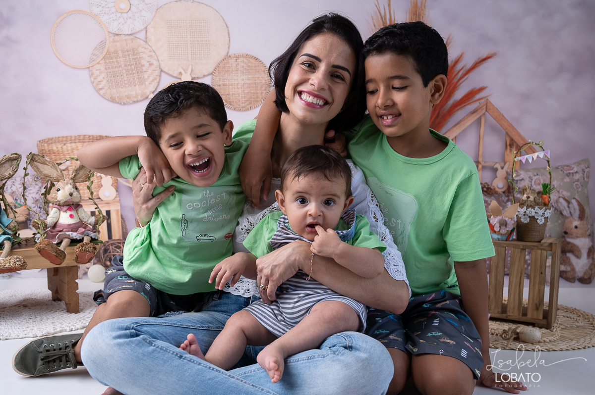 cenario-fotografico-de-pascoa-painel-fotografico-pascoa-fundo-fotografico-de-pascoa-sessão-fotografica-de-pasco-coelhinho-da-pascoa-fotos-de-pascoa-sessao-de-pascoa-2022-ovos-de-pascoa-barbacena-cenoura-do-coelhinho-da-pascoa-roupas-infantil-alfabeto