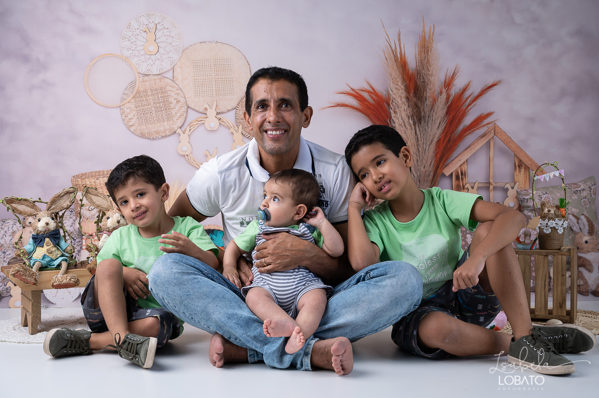 cenario-fotografico-de-pascoa-painel-fotografico-pascoa-fundo-fotografico-de-pascoa-sessão-fotografica-de-pasco-coelhinho-da-pascoa-fotos-de-pascoa-sessao-de-pascoa-2022-ovos-de-pascoa-barbacena-cenoura-do-coelhinho-da-pascoa-roupas-infantil-alfabeto