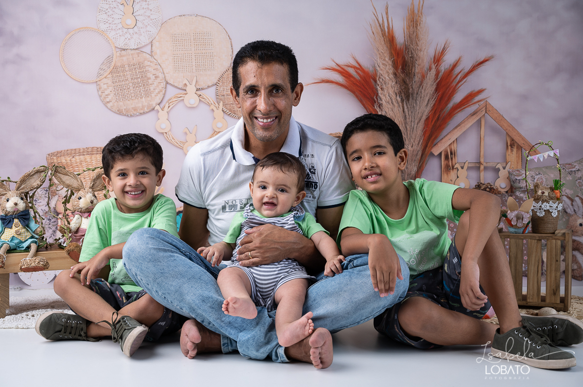 cenario-fotografico-de-pascoa-painel-fotografico-pascoa-fundo-fotografico-de-pascoa-sessão-fotografica-de-pasco-coelhinho-da-pascoa-fotos-de-pascoa-sessao-de-pascoa-2022-ovos-de-pascoa-barbacena-cenoura-do-coelhinho-da-pascoa-roupas-infantil-alfabeto