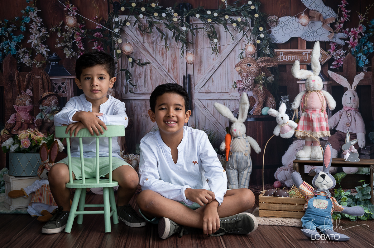 cenario-fotografico-de-pascoa-painel-fotografico-pascoa-fundo-fotografico-de-pascoa-sessão-fotografica-de-pasco-coelhinho-da-pascoa-fotos-de-pascoa-sessao-de-pascoa-2022-ovos-de-pascoa-fotografia-infantil-barbacena-cenoura-do-coelhinho-da-pascoa-estudio