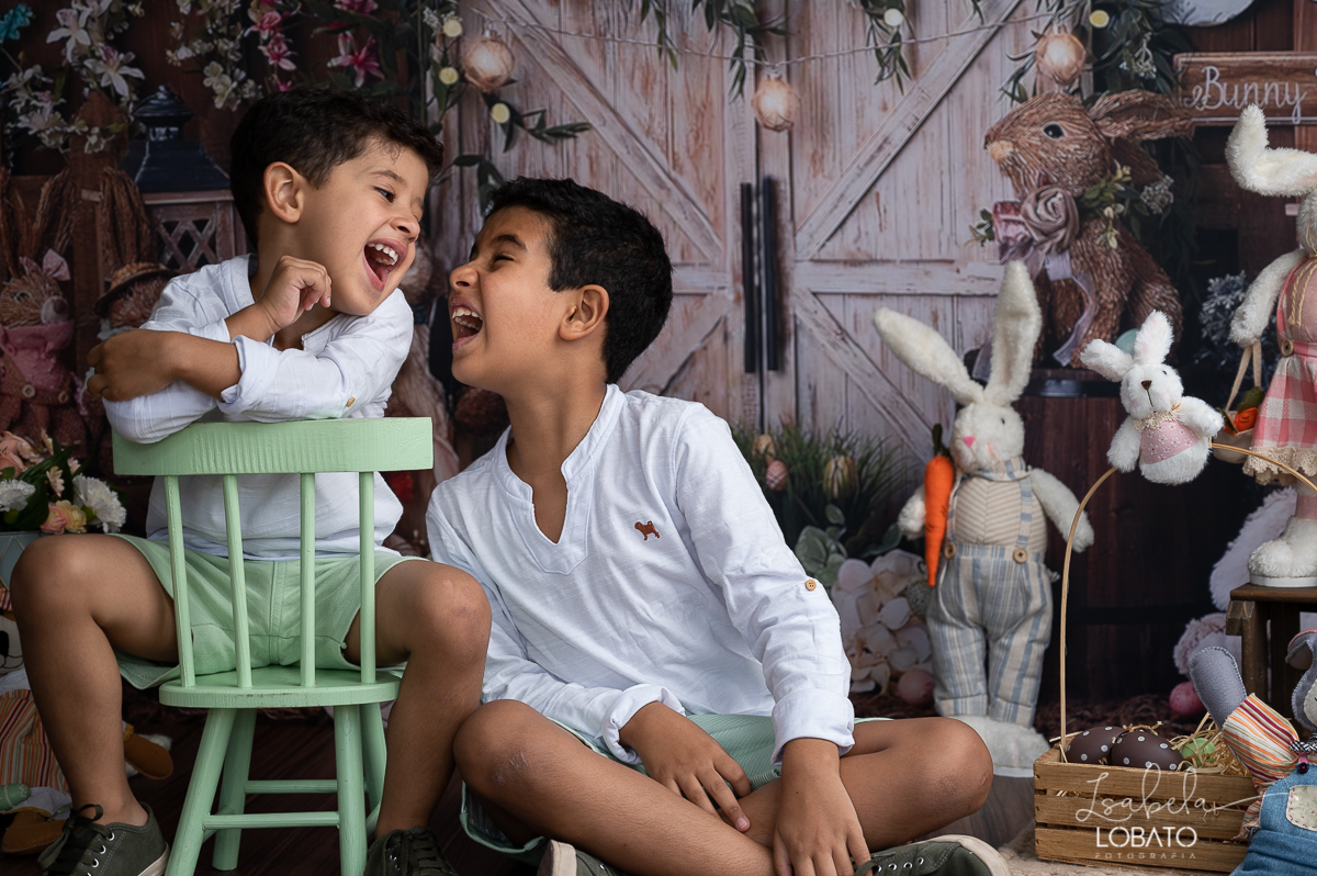 cenario-fotografico-de-pascoa-painel-fotografico-pascoa-fundo-fotografico-de-pascoa-sessão-fotografica-de-pasco-coelhinho-da-pascoa-fotos-de-pascoa-sessao-de-pascoa-2022-ovos-de-pascoa-fotografia-infantil-barbacena-cenoura-do-coelhinho-da-pascoa-estudio