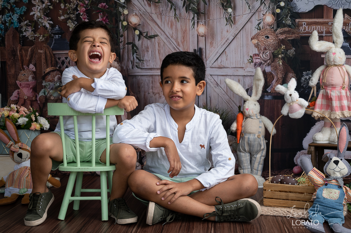 cenario-fotografico-de-pascoa-painel-fotografico-pascoa-fundo-fotografico-de-pascoa-sessão-fotografica-de-pasco-coelhinho-da-pascoa-fotos-de-pascoa-sessao-de-pascoa-2022-ovos-de-pascoa-fotografia-infantil-barbacena-cenoura-do-coelhinho-da-pascoa-estudio