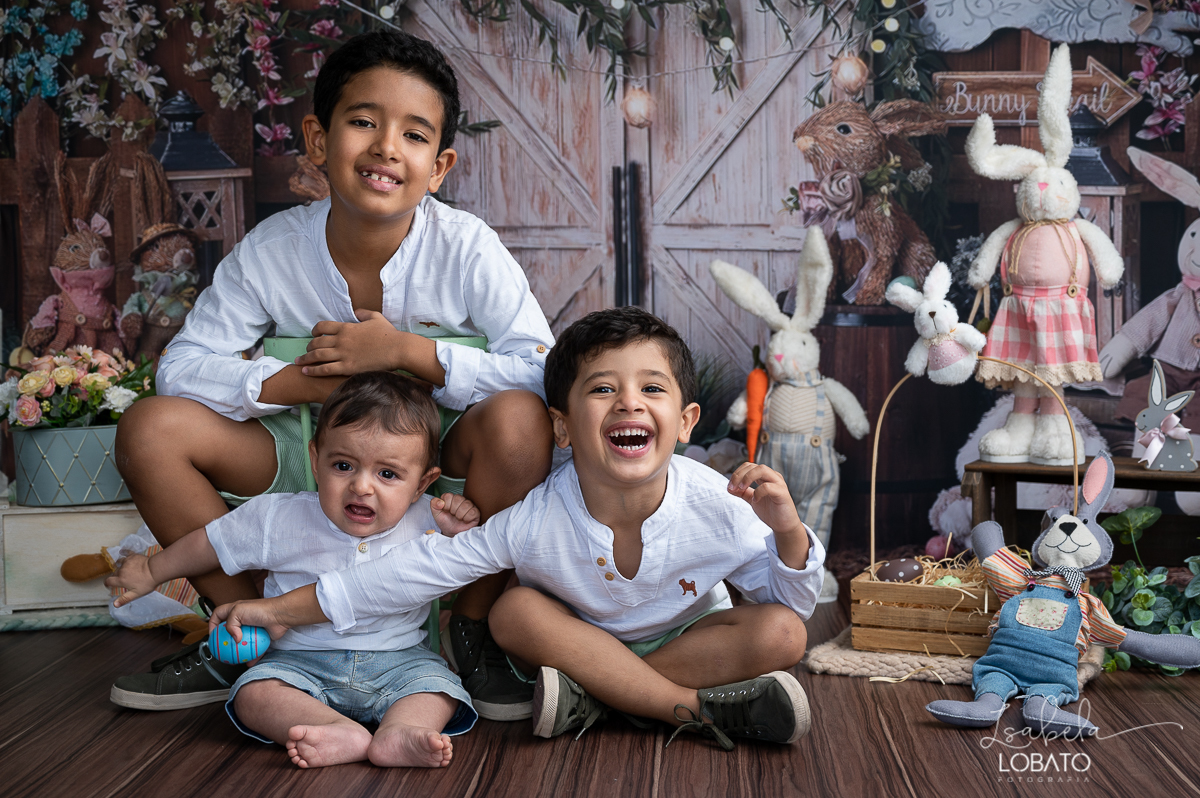 cenario-fotografico-de-pascoa-painel-fotografico-pascoa-fundo-fotografico-de-pascoa-sessão-fotografica-de-pasco-coelhinho-da-pascoa-fotos-de-pascoa-sessao-de-pascoa-2022-ovos-de-pascoa-fotografia-infantil-barbacena-cenoura-do-coelhinho-da-pascoa-estudio