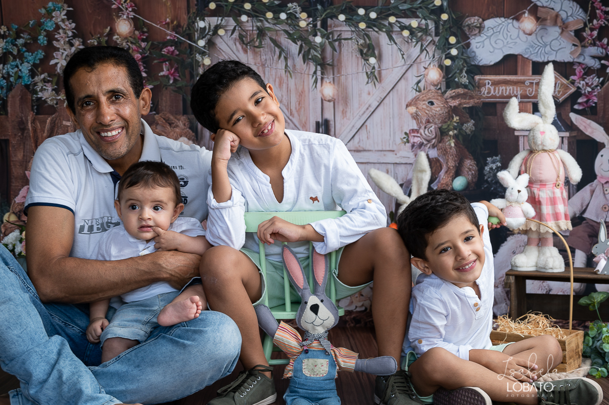 cenario-fotografico-de-pascoa-painel-fotografico-pascoa-fundo-fotografico-de-pascoa-sessão-fotografica-de-pasco-coelhinho-da-pascoa-fotos-de-pascoa-sessao-de-pascoa-2022-ovos-de-pascoa-fotografia-infantil-barbacena-cenoura-do-coelhinho-da-pascoa-estudio