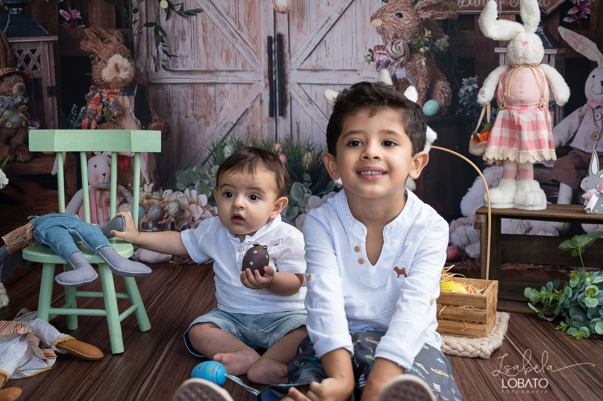 cenario-fotografico-de-pascoa-painel-fotografico-pascoa-fundo-fotografico-de-pascoa-sessão-fotografica-de-pasco-coelhinho-da-pascoa-fotos-de-pascoa-sessao-de-pascoa-2022-ovos-de-pascoa-fotografia-infantil-barbacena-cenoura-do-coelhinho-da-pascoa-estudio