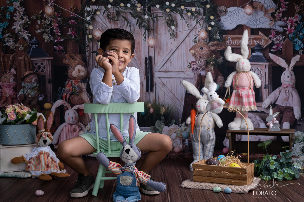 cenario-fotografico-de-pascoa-painel-fotografico-pascoa-fundo-fotografico-de-pascoa-sessão-fotografica-de-pasco-coelhinho-da-pascoa-fotos-de-pascoa-sessao-de-pascoa-2022-ovos-de-pascoa-fotografia-infantil-barbacena-cenoura-do-coelhinho-da-pascoa-estudio