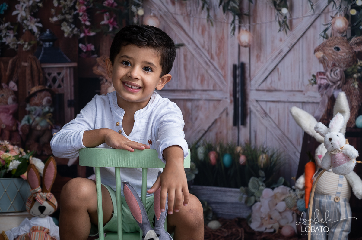 cenario-fotografico-de-pascoa-painel-fotografico-pascoa-fundo-fotografico-de-pascoa-sessão-fotografica-de-pasco-coelhinho-da-pascoa-fotos-de-pascoa-sessao-de-pascoa-2022-ovos-de-pascoa-fotografia-infantil-barbacena-cenoura-do-coelhinho-da-pascoa-estudio