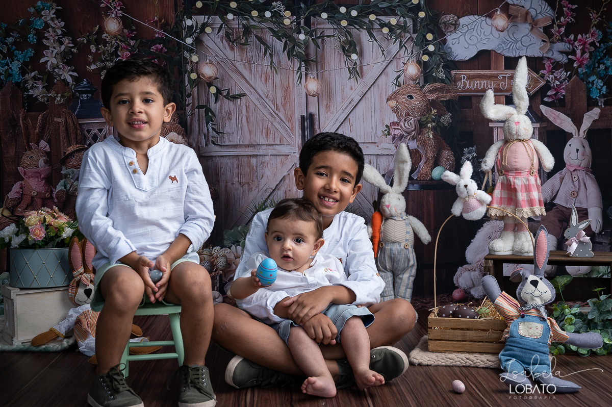 cenario-fotografico-de-pascoa-painel-fotografico-pascoa-fundo-fotografico-de-pascoa-sessão-fotografica-de-pasco-coelhinho-da-pascoa-fotos-de-pascoa-sessao-de-pascoa-2022-ovos-de-pascoa-fotografia-infantil-barbacena-cenoura-do-coelhinho-da-pascoa-estudio