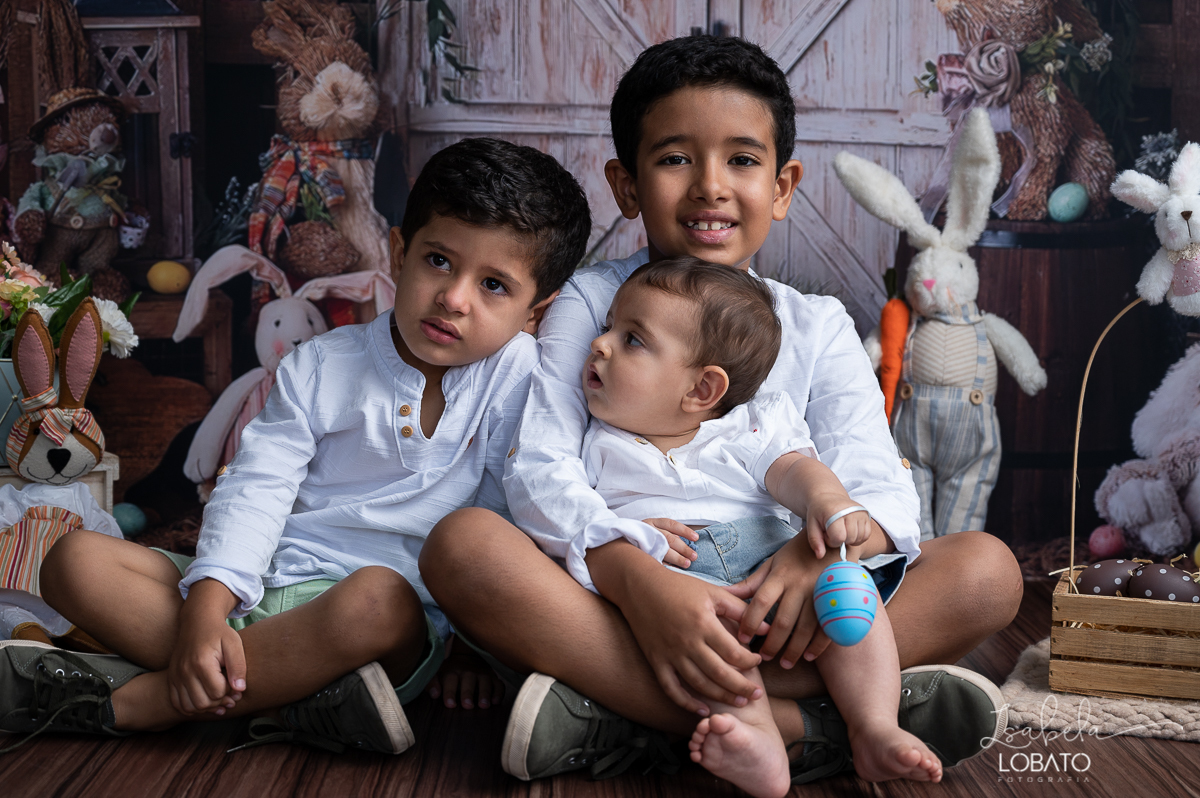 cenario-fotografico-de-pascoa-painel-fotografico-pascoa-fundo-fotografico-de-pascoa-sessão-fotografica-de-pasco-coelhinho-da-pascoa-fotos-de-pascoa-sessao-de-pascoa-2022-ovos-de-pascoa-fotografia-infantil-barbacena-cenoura-do-coelhinho-da-pascoa-estudio