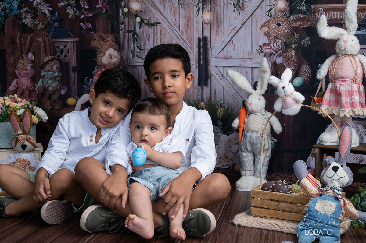 cenario-fotografico-de-pascoa-painel-fotografico-pascoa-fundo-fotografico-de-pascoa-sessão-fotografica-de-pasco-coelhinho-da-pascoa-fotos-de-pascoa-sessao-de-pascoa-2022-ovos-de-pascoa-fotografia-infantil-barbacena-cenoura-do-coelhinho-da-pascoa-estudio
