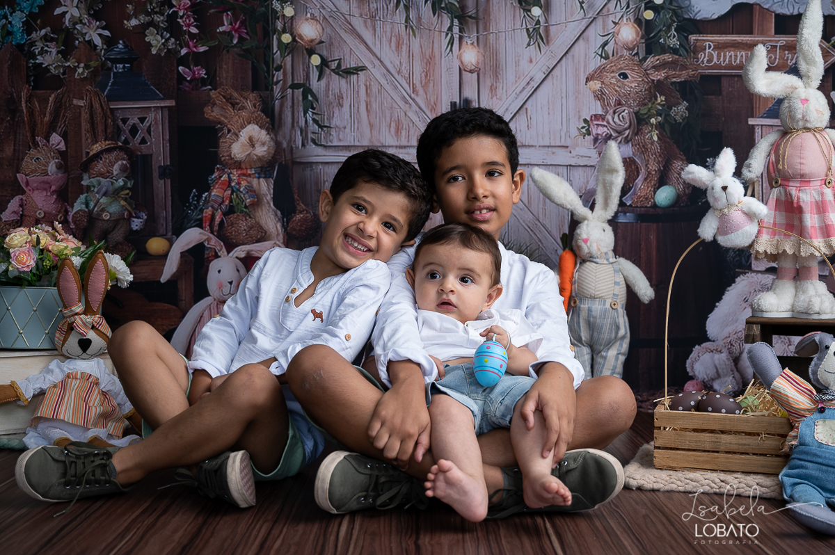 cenario-fotografico-de-pascoa-painel-fotografico-pascoa-fundo-fotografico-de-pascoa-sessão-fotografica-de-pasco-coelhinho-da-pascoa-fotos-de-pascoa-sessao-de-pascoa-2022-ovos-de-pascoa-fotografia-infantil-barbacena-cenoura-do-coelhinho-da-pascoa-estudio