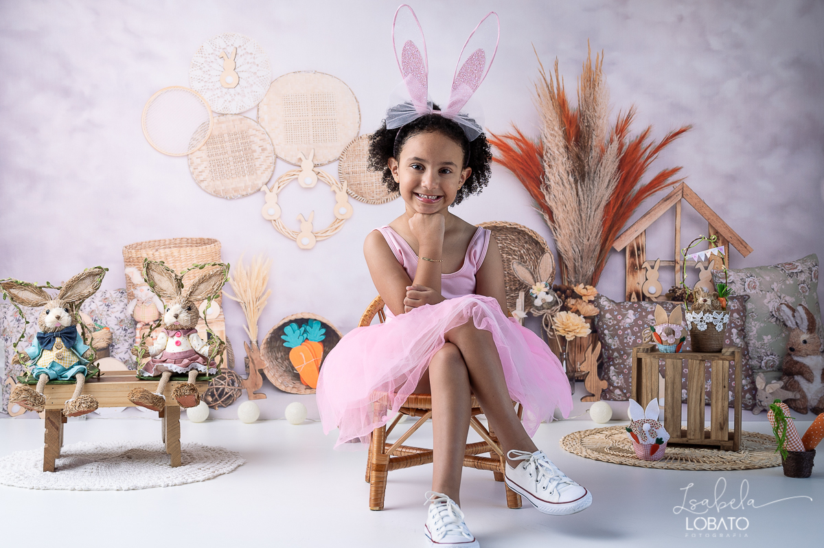 cenario-fotografico-de-pascoa-painel-fotografico-pascoa-fundo-fotografico-de-pascoa-sessão-fotografica-de-pasco-coelhinho-da-pascoa-fotos-de-pascoa-sessao-de-pascoa-2022-ovos-de-pascoa-fotografia-infantil-barbacena-cenoura-do-coelhinho-da-pascoa-estudio