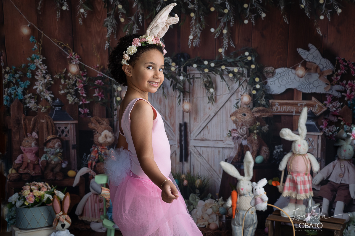 cenario-fotografico-de-pascoa-painel-fotografico-pascoa-fundo-fotografico-de-pascoa-sessão-fotografica-de-pasco-coelhinho-da-pascoa-fotos-de-pascoa-sessao-de-pascoa-2022-ovos-de-pascoa-fotografia-infantil-barbacena-cenoura-do-coelhinho-da-pascoa-estudio