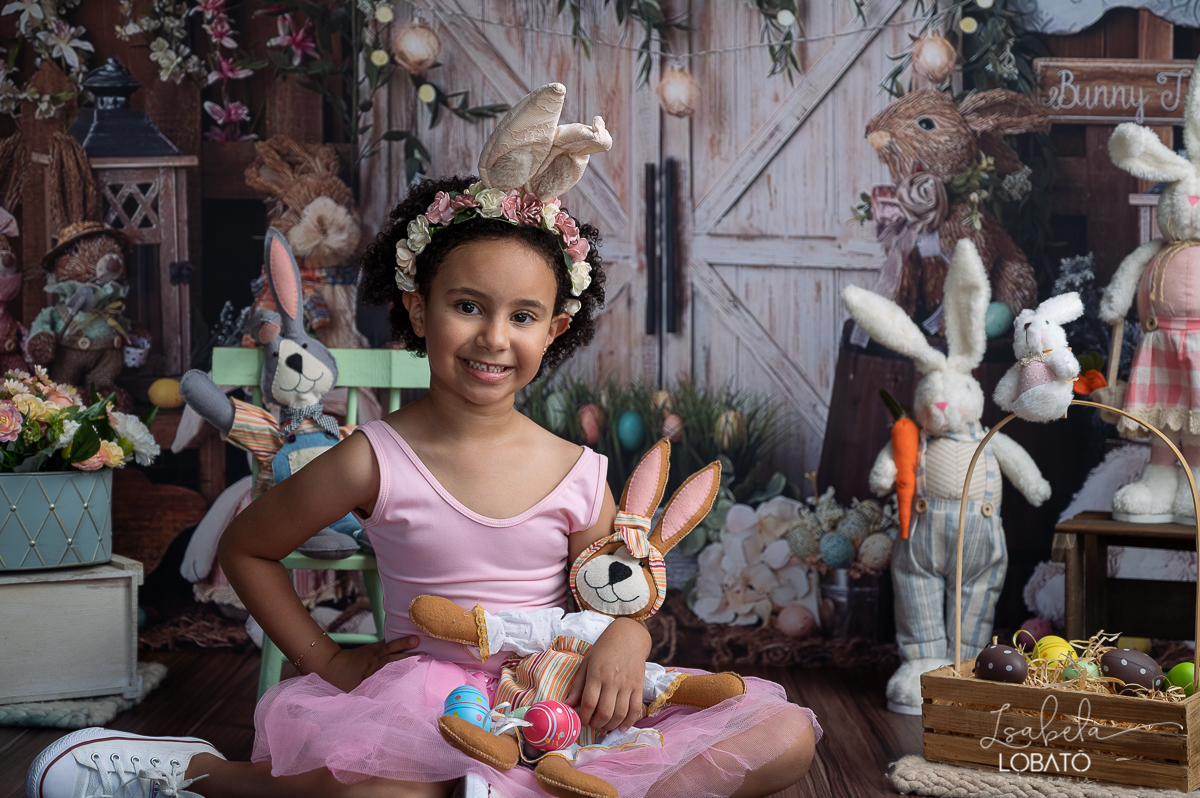 cenario-fotografico-de-pascoa-painel-fotografico-pascoa-fundo-fotografico-de-pascoa-sessão-fotografica-de-pasco-coelhinho-da-pascoa-fotos-de-pascoa-sessao-de-pascoa-2022-ovos-de-pascoa-fotografia-infantil-barbacena-cenoura-do-coelhinho-da-pascoa-estudio