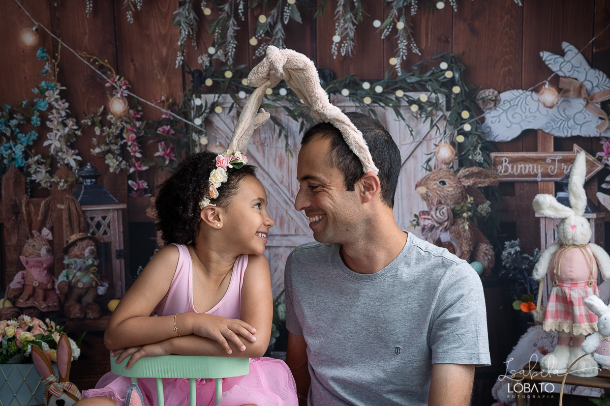 cenario-fotografico-de-pascoa-painel-fotografico-pascoa-fundo-fotografico-de-pascoa-sessão-fotografica-de-pasco-coelhinho-da-pascoa-fotos-de-pascoa-sessao-de-pascoa-2022-ovos-de-pascoa-fotografia-infantil-barbacena-cenoura-do-coelhinho-da-pascoa-estudio