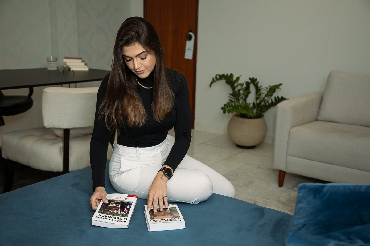 fotografia-publicitaria-retrato-corporativo-mkt-marketing-digital-para-psicologo-foto-de-consultorio-pscicologico-psicologa-em-barbacena-thais-nascimento-psicologa-fotografa-de-publicidade-em-barbacena-redes-sociais-de-psicologo-isabela-lobato-fotografia