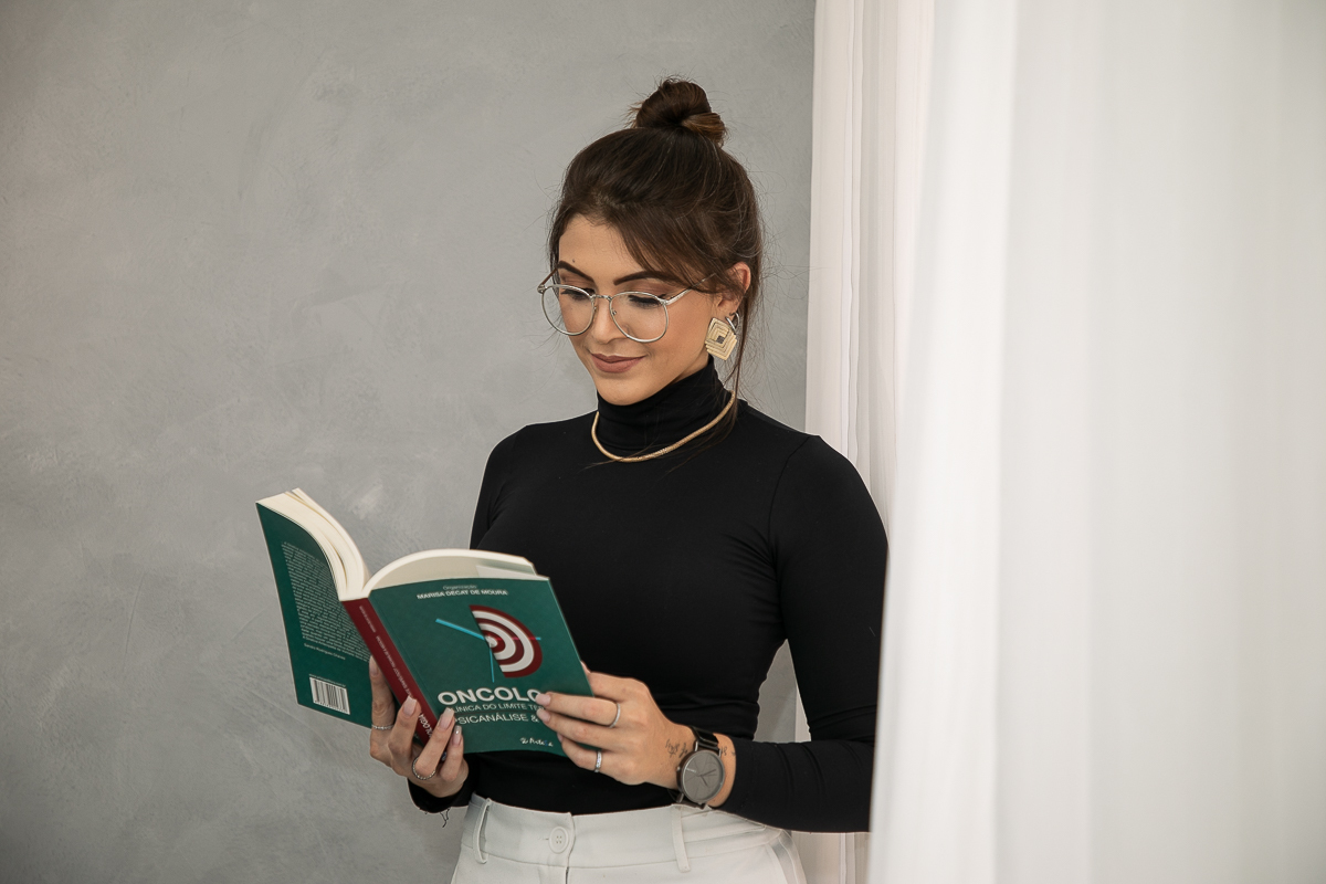 fotografia-publicitaria-retrato-corporativo-mkt-marketing-digital-para-psicologo-foto-de-consultorio-pscicologico-psicologa-em-barbacena-thais-nascimento-psicologa-fotografa-de-publicidade-em-barbacena-redes-sociais-de-psicologo-isabela-lobato-fotografia