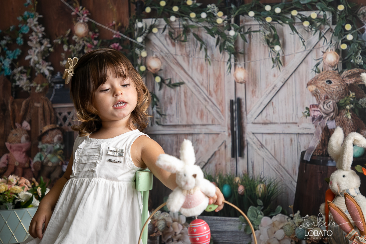 cenario-fotografico-de-pascoa-painel-fotografico-pascoa-fundo-fotografico-de-pascoa-sessão-fotografica-de-pasco-coelhinho-da-pascoa-fotos-de-pascoa-sessao-de-pascoa-2022-ovos-de-pascoa-fotografia-infantil-barbacena-cenoura-do-coelhinho-da-pascoa-estudio