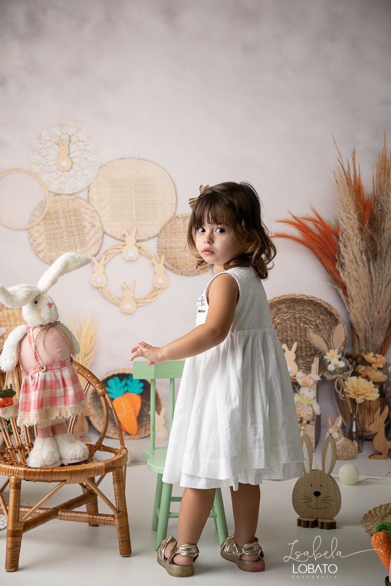 cenario-fotografico-de-pascoa-painel-fotografico-pascoa-fundo-fotografico-de-pascoa-sessão-fotografica-de-pasco-coelhinho-da-pascoa-fotos-de-pascoa-sessao-de-pascoa-2022-ovos-de-pascoa-fotografia-infantil-barbacena-cenoura-do-coelhinho-da-pascoa-estudio